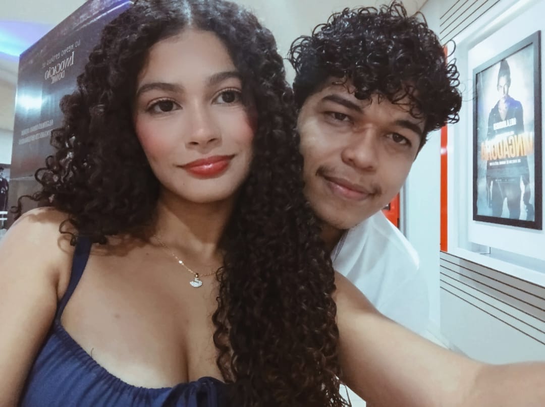 Caio e Carla sorrindo juntos