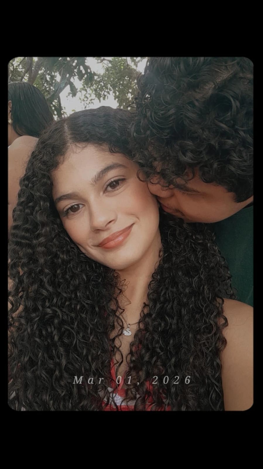 Caio beijando Carla com carinho