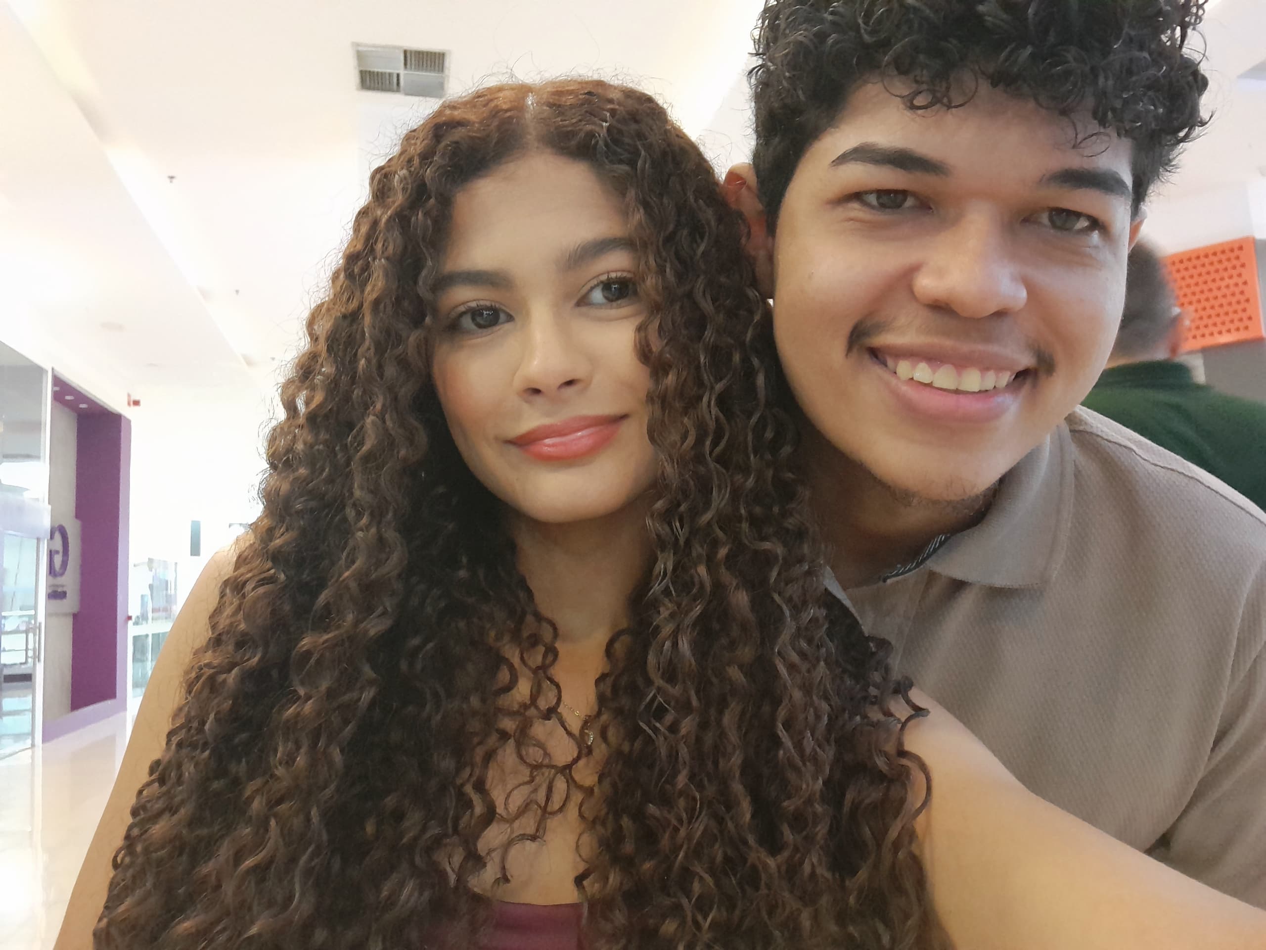 Caio e sua felicidade sorrindo em um passeio